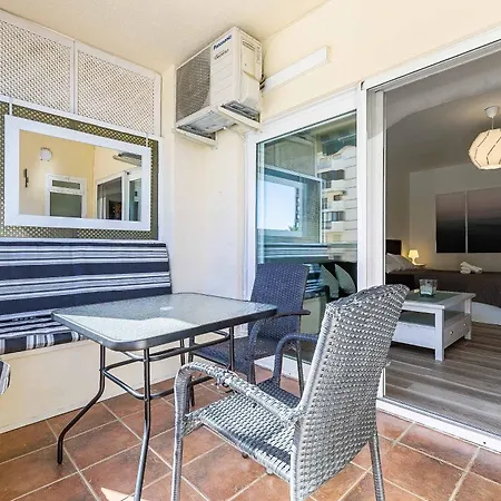Pyr Apartment